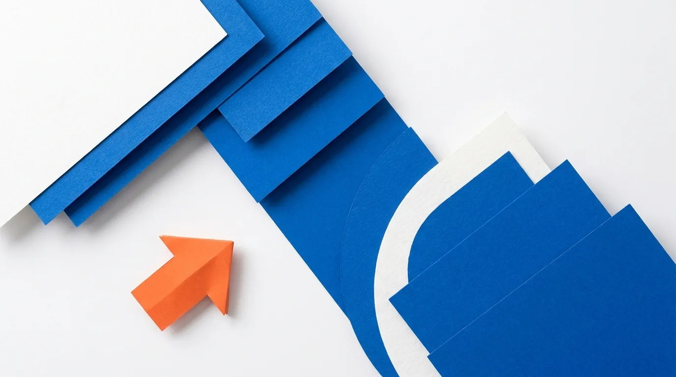 Blauwe en witte papierlagen als gelaagde structuur met een oranje pijl als accent